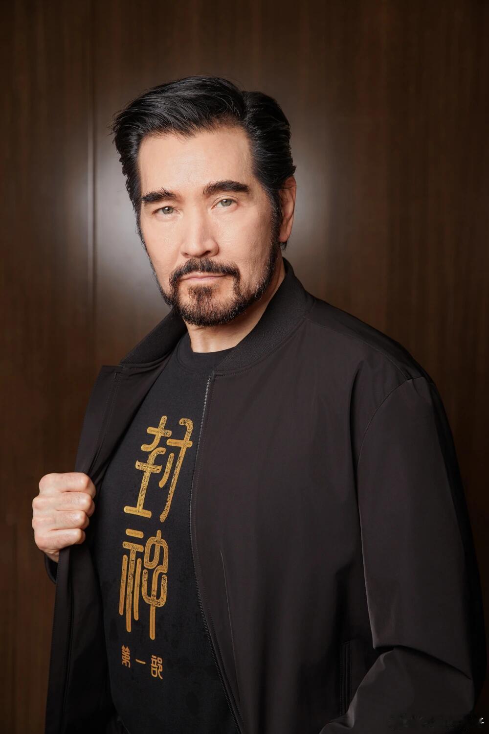费翔抽中了汤唯父亲的墨宝 微博夜，费翔抽中汤唯父亲墨宝在星光熠熠的微博之夜，舞台