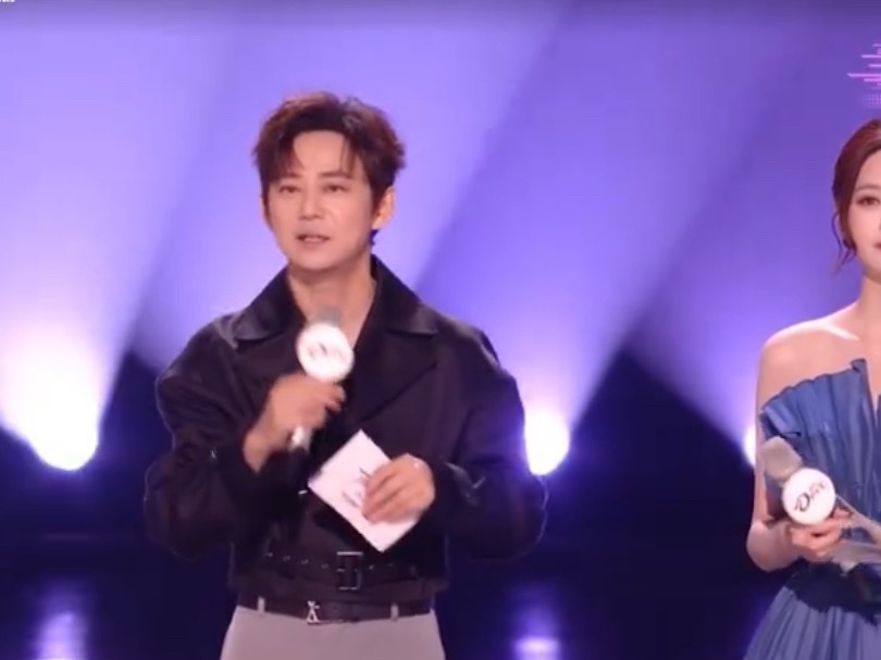 何老师这期压力小了华晨宇本周请假，何老师的压力是要小一些了嗷，毕竟魔童少一半还是