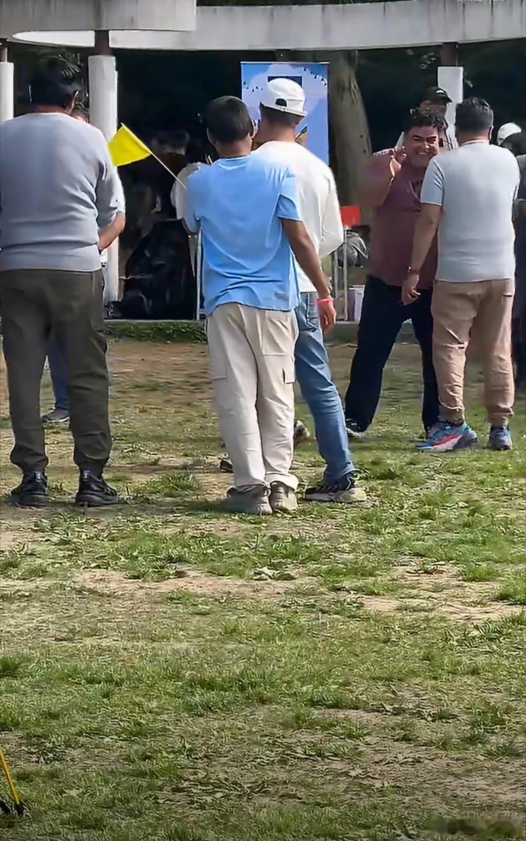 近日，网友拍到上海共青森林公园大量印度人聚集party ！三哥这是攻占上海滩了？