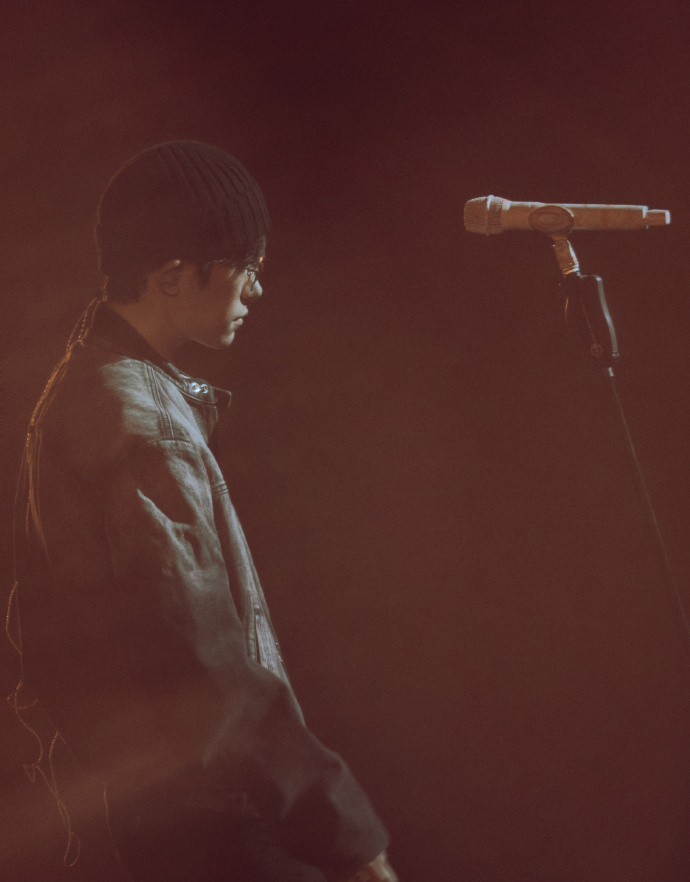 易烊千玺演唱的歌曲创作于某一年份，而他的出生年份恰好在这一年之前，这种时间上的贴