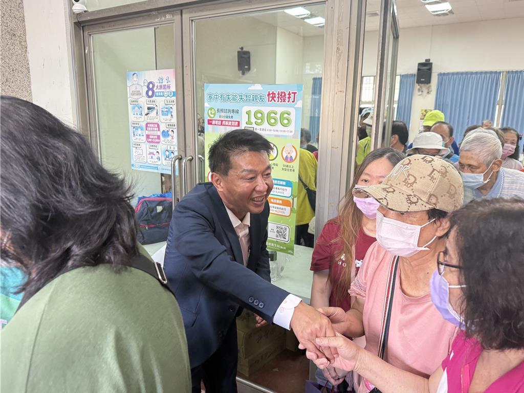 民进党绿委许智杰10日下午3时许在高雄左营区福山里活动中心举办见面会，现场数十人