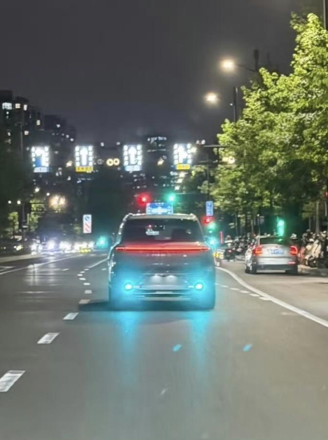 小蓝灯这事儿，我这几天刷车友圈快被吵聋了。
我先亮观点：我站蓝灯是礼貌，但厂家得