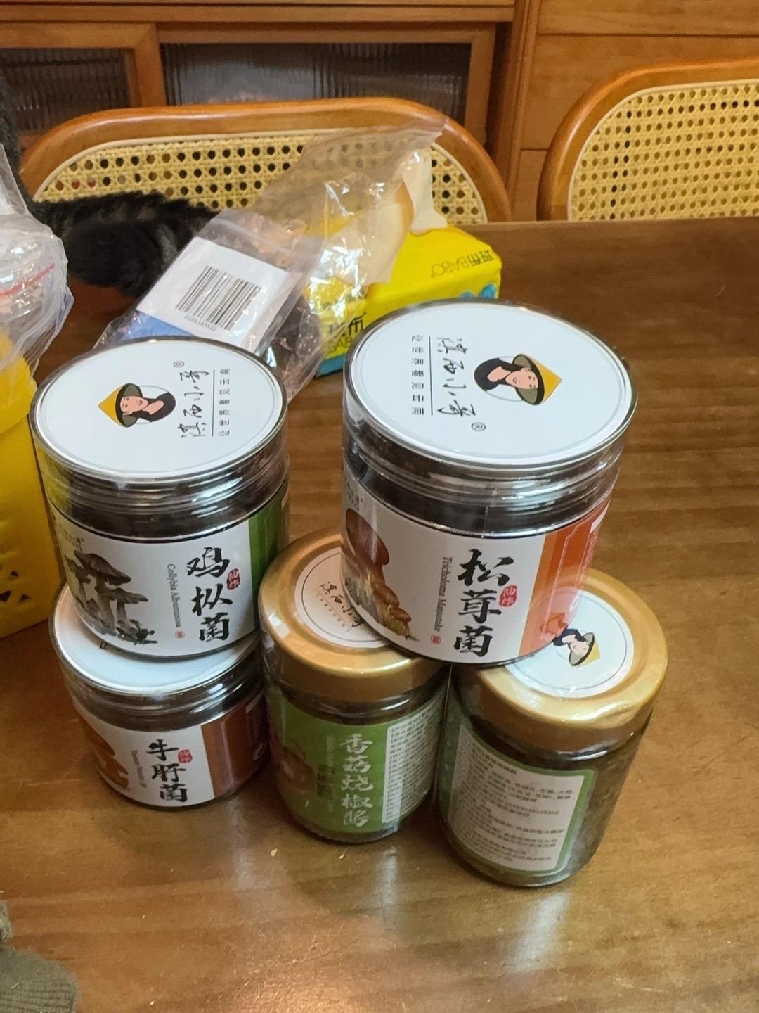 收到了好朋友们寄来的美食～小白杏甜而多汁，太好吃啦，可惜lu妈不在（她最爱）！