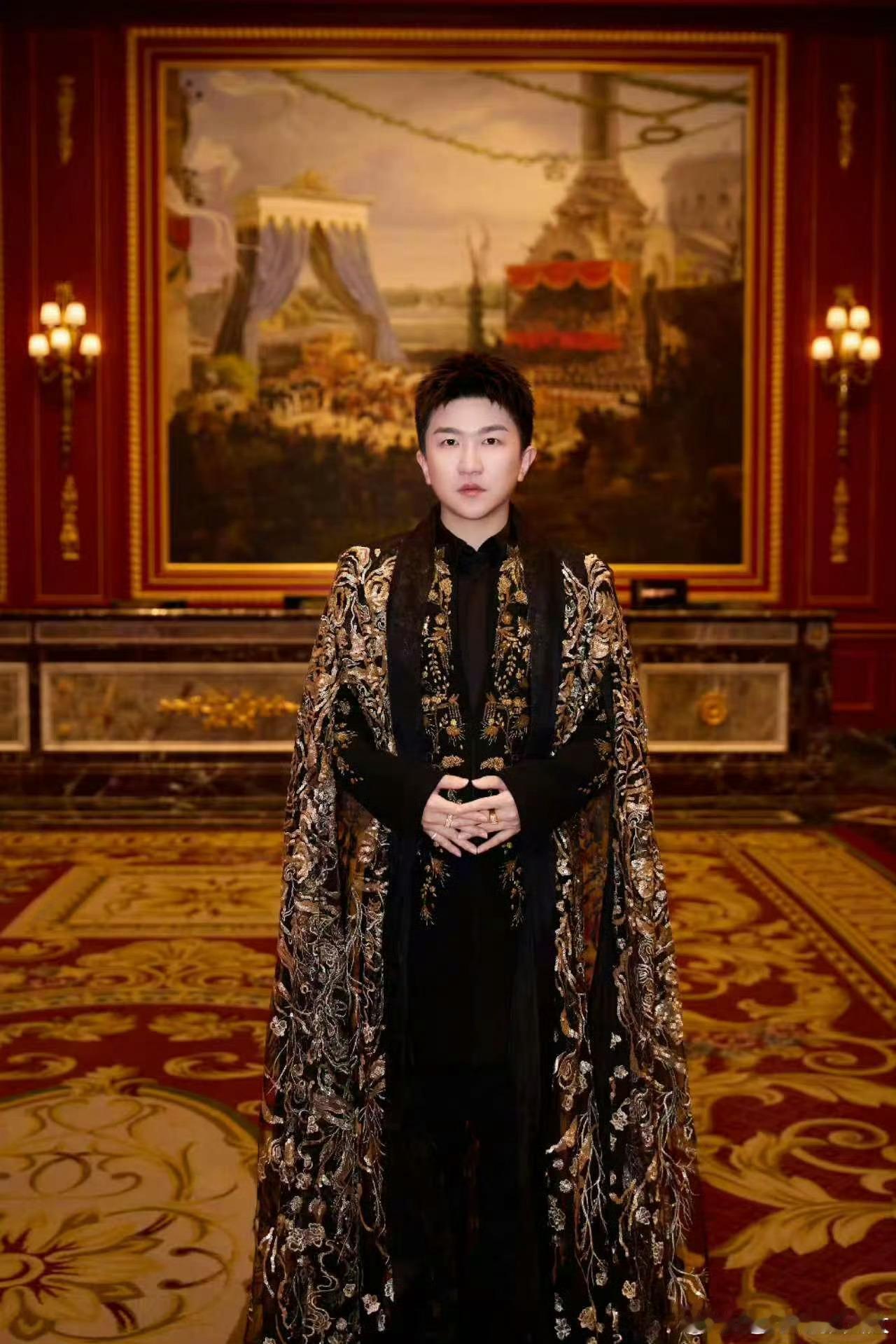 不如让张大大来  内娱晚会主持界的“六边形战士”张大大！无论是观众亲和力、业务能