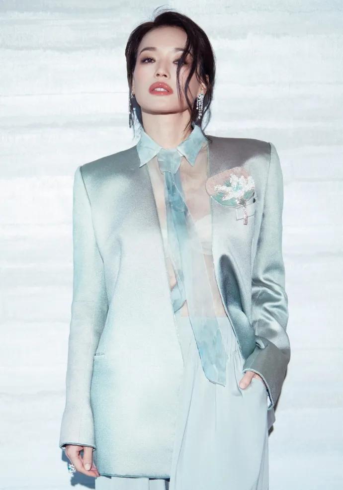 被50岁舒淇狠狠惊艳到！💚 身穿薄荷绿缎面西装套装，高定质感满分。宽松西装版型