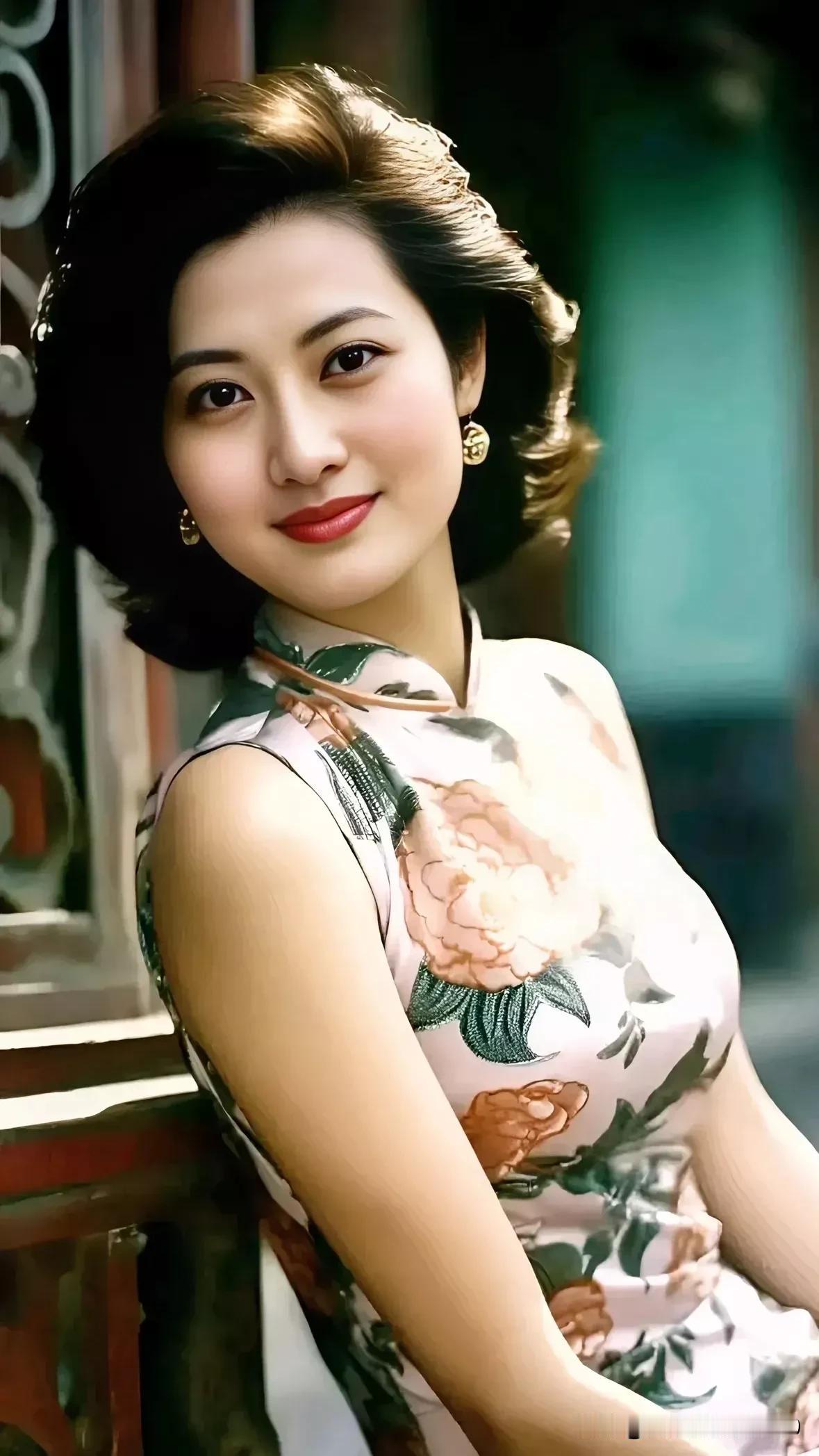 这个女人气质不凡，端庄大气，秀丽优雅，圆润丰腴，越看越喜欢，越看越耐看，与杨贵妃