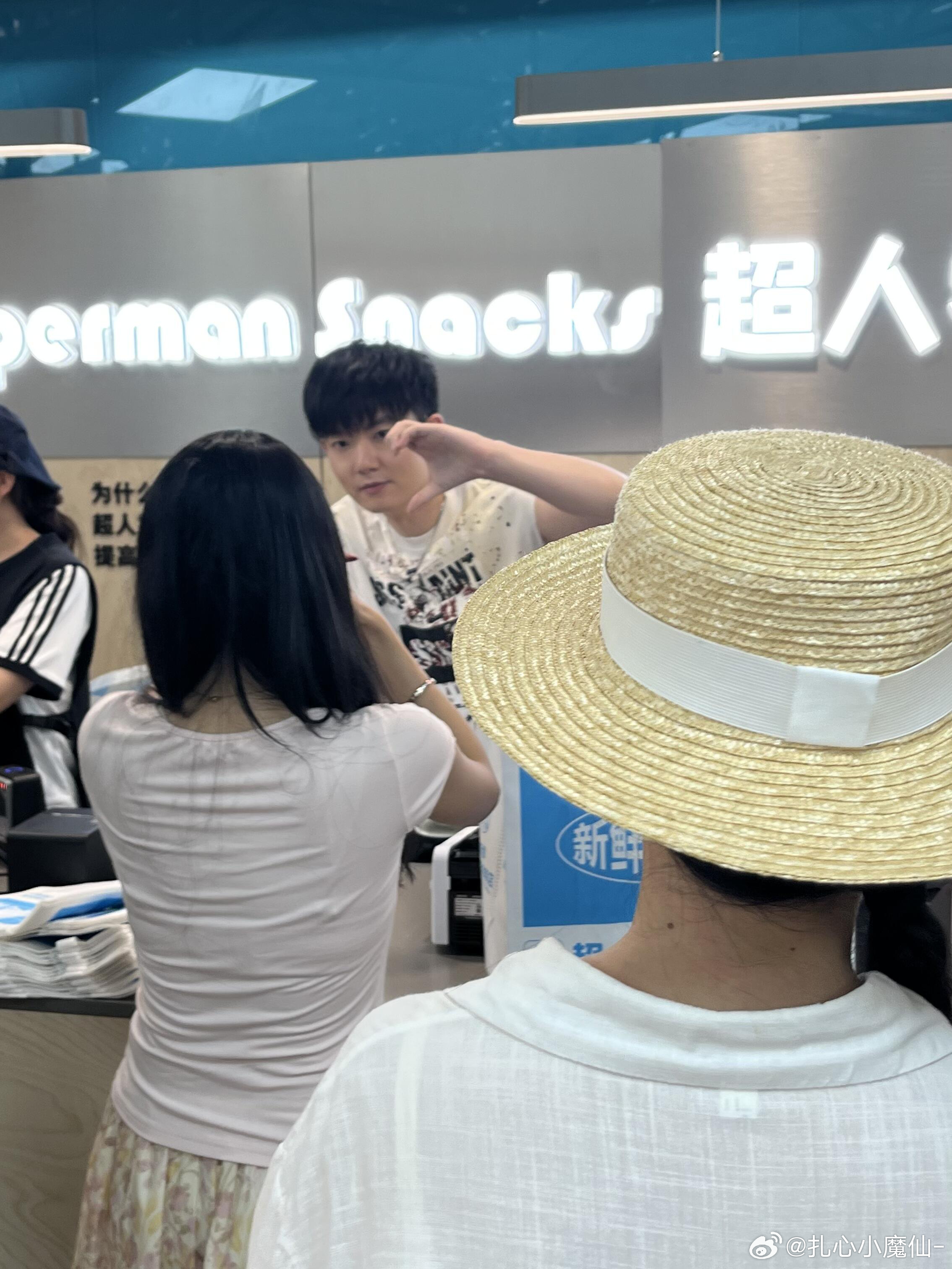 李明德一日店长，他还有工作呀，粉丝还不少 
