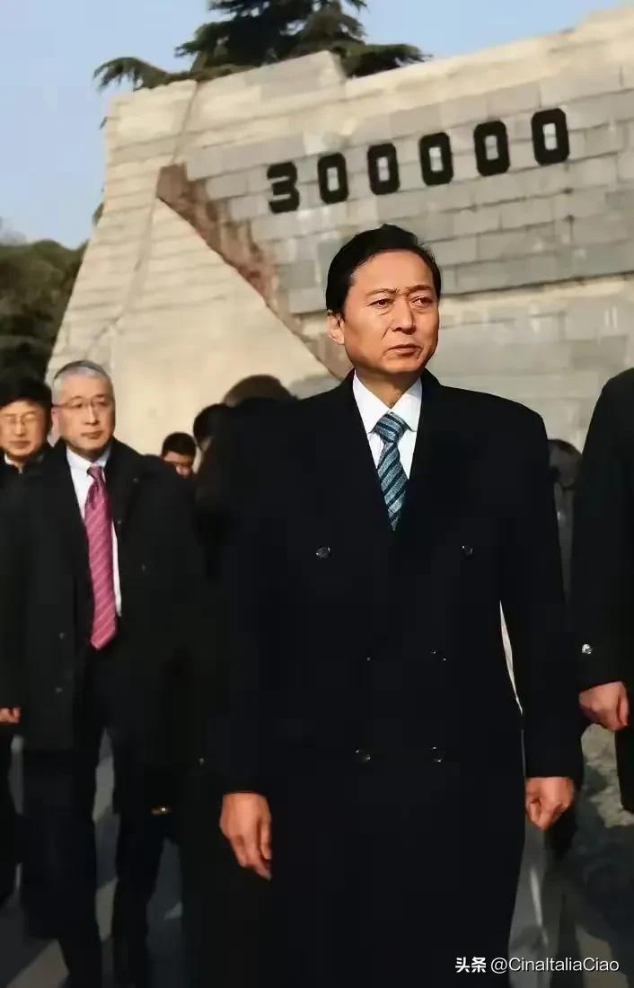 尽管有许多下跪道歉的照片，
但我还是选这张吧，因为他值得尊重！
也因为那段历史需