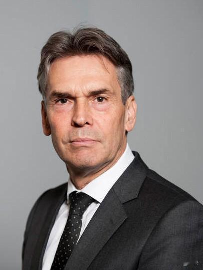 都以为稀土管制能按住荷兰，
没想到人家反手就把中低端DUV光刻机也禁了，连老设备