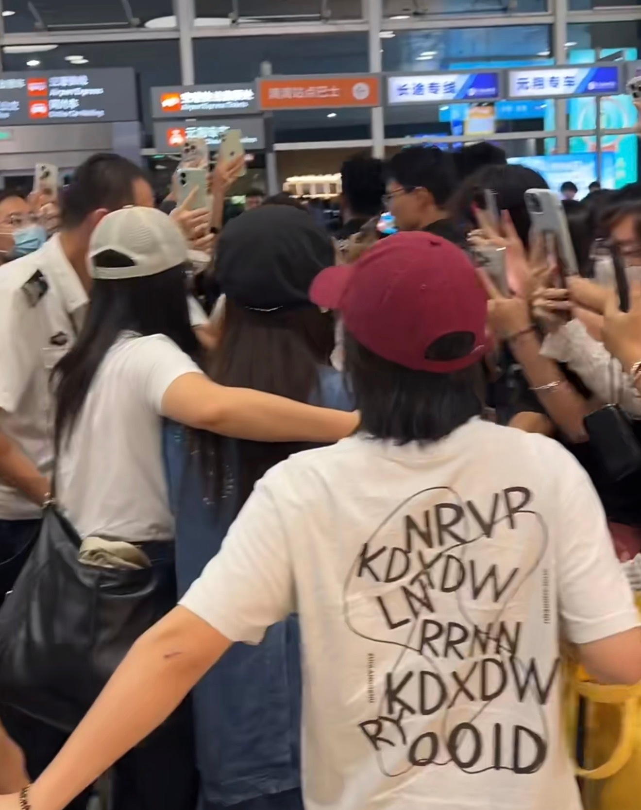 ？厦门又来哪个明星了怎么这么多人 平时此女和懒得加班贴边溜走就可以了啊 今天竟然