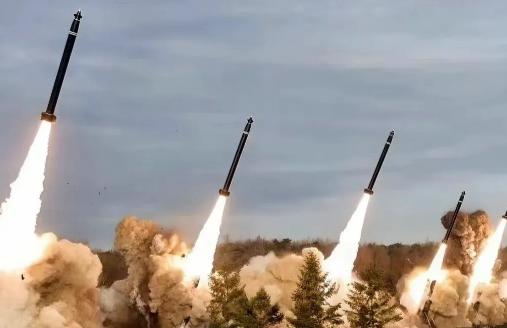 19日凌晨，数枚导弹密集射向日本海，高市早苗这下尝到后果了！

据韩联社报道，韩
