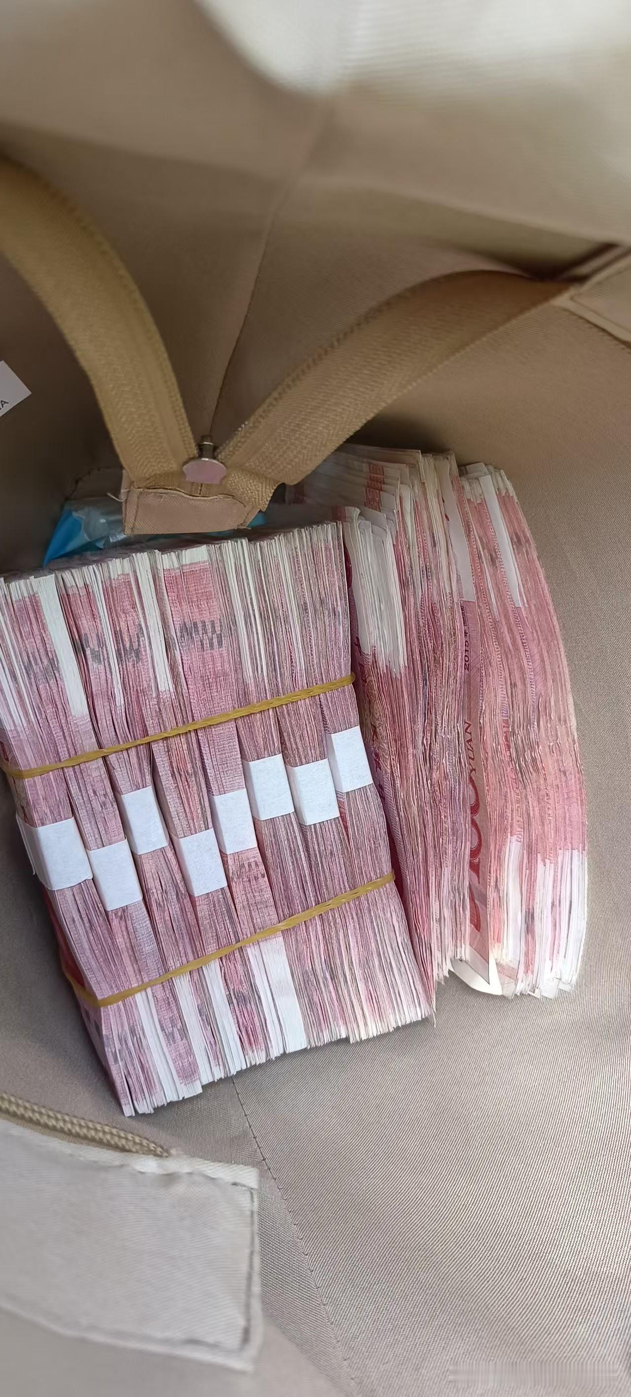让你们感受一下金钱的魅力！
为它痴，为它狂，为它哐哐撞南墙。
为它疯，为它癫，为