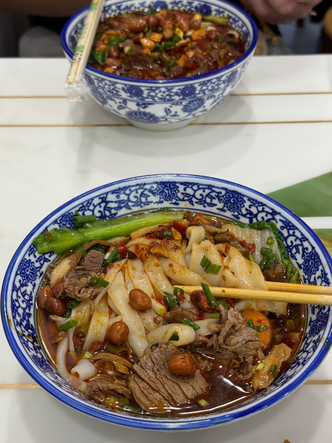 苏州的牛肉扁粉，我去过常德，上次去吃只觉得他家咸，没有常德米粉的香。 风味人间 