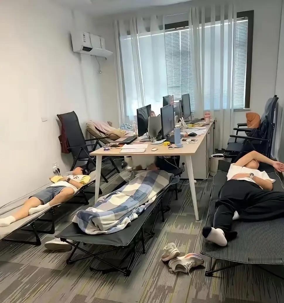 网友问：男女在同一个房间里午休尴尬不尴尬。
上学的时候几十人都在一个房间午休也没