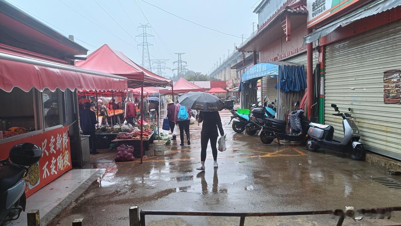今天在昆明经开区大冲农贸市场赶集突遇一场大雨，把大部分赶集的人留在市场内暂避。来