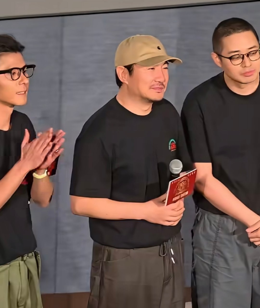 沈腾鞠躬双手接过证书沈腾真的被感动到了，民选影帝 