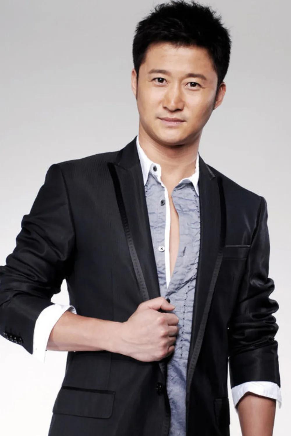 他荧幕上的铁血硬汉，是角色赋予的家国情怀与责任担当，私下里却懂得尊重与共情。比如