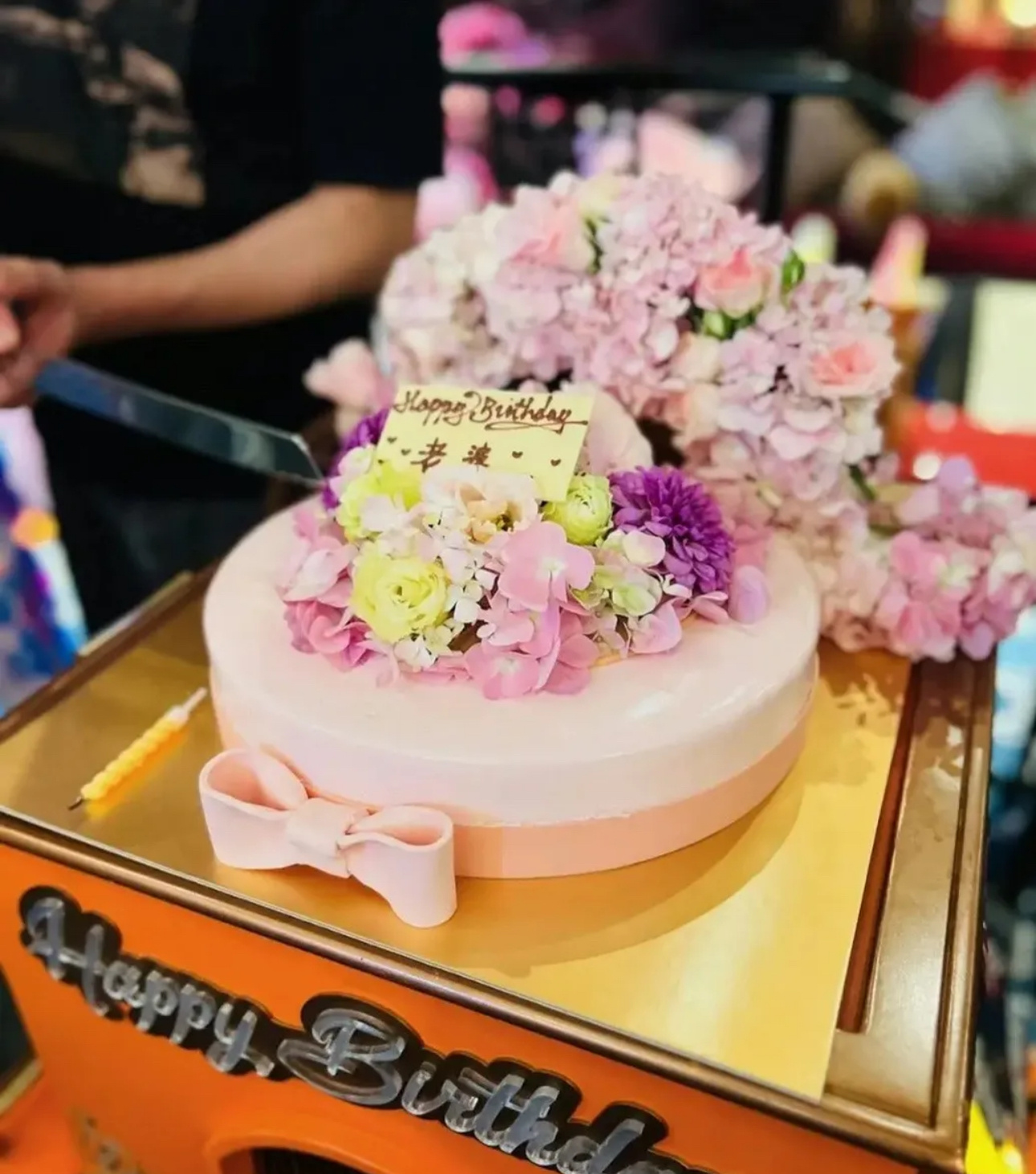 林峰为老婆庆祝34岁生日 张馨月开怀大笑一脸幸福。林峰与老婆张馨月接吻。张馨月笑