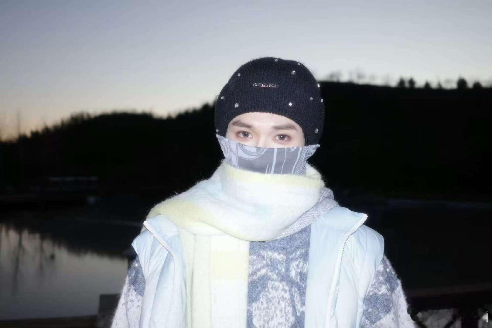 余宇涵 第一次觉得楼上的菜好吃 我的小宝贝这是饿坏了吧！看他吃得那么满足，我的心