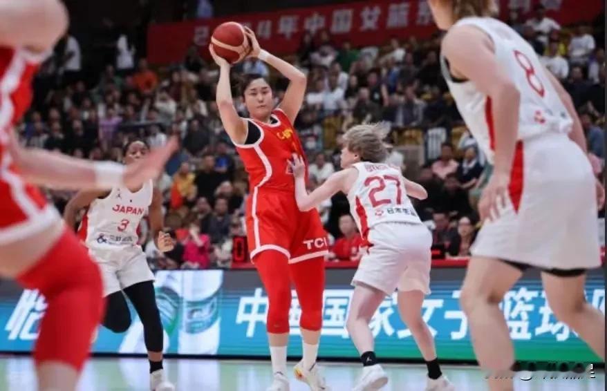 中国女篮昨晚热身赛输日本3分，三个印象：
1.爱国哨。中国女篮罚球数16次，对手