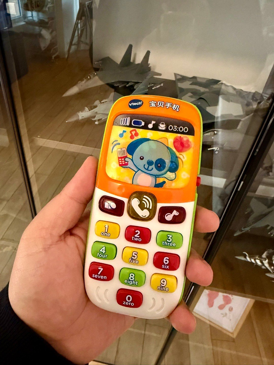 给闺女买了她第一个手机，70块钱。一开始她不玩，因为和大人的手机不太一样。后来我