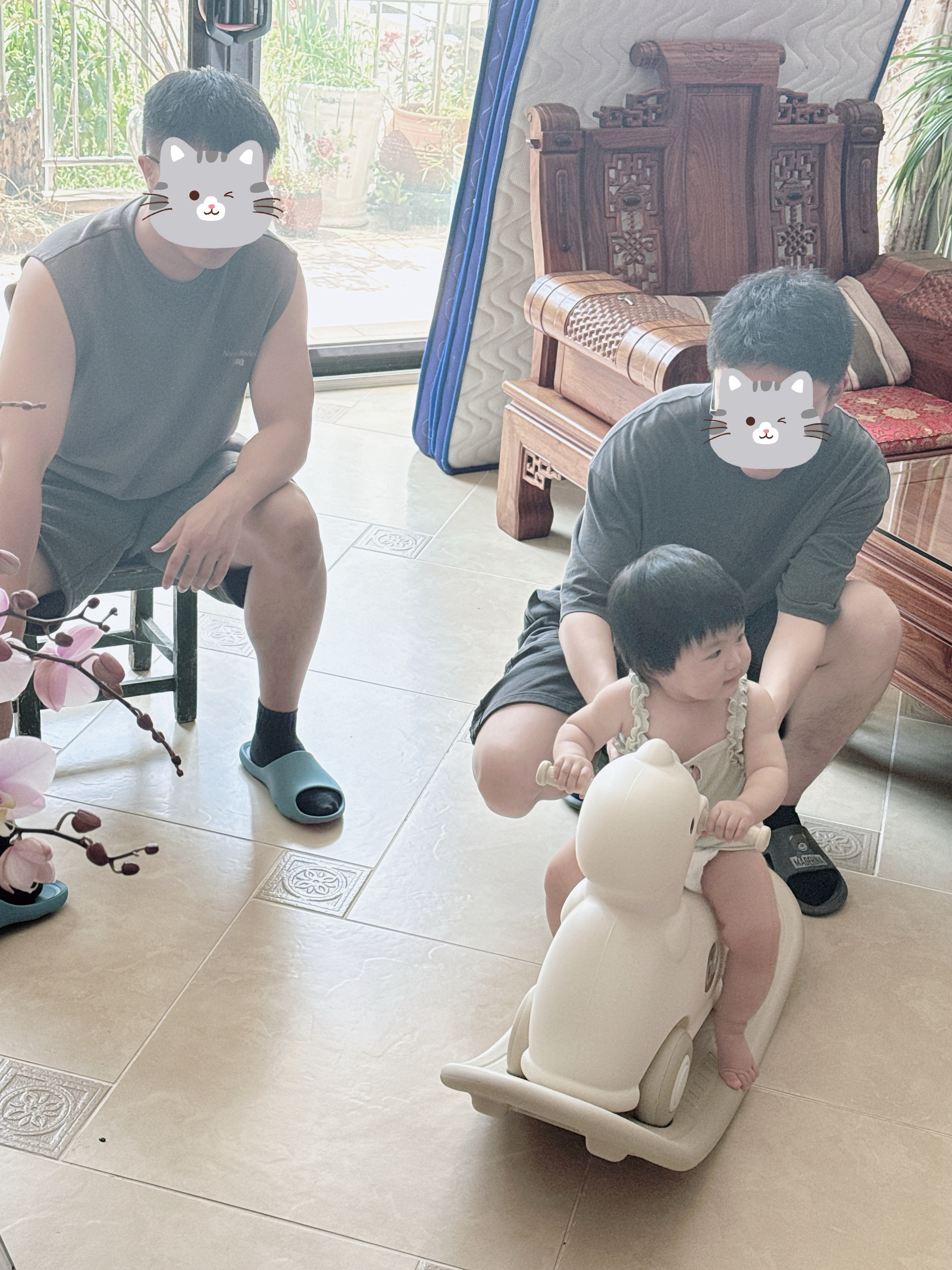 薛老师和他的朋友张叔很神奇的是小碗不怕张叔，但是大碗看到就嗷嗷叫听他们高中同学说
