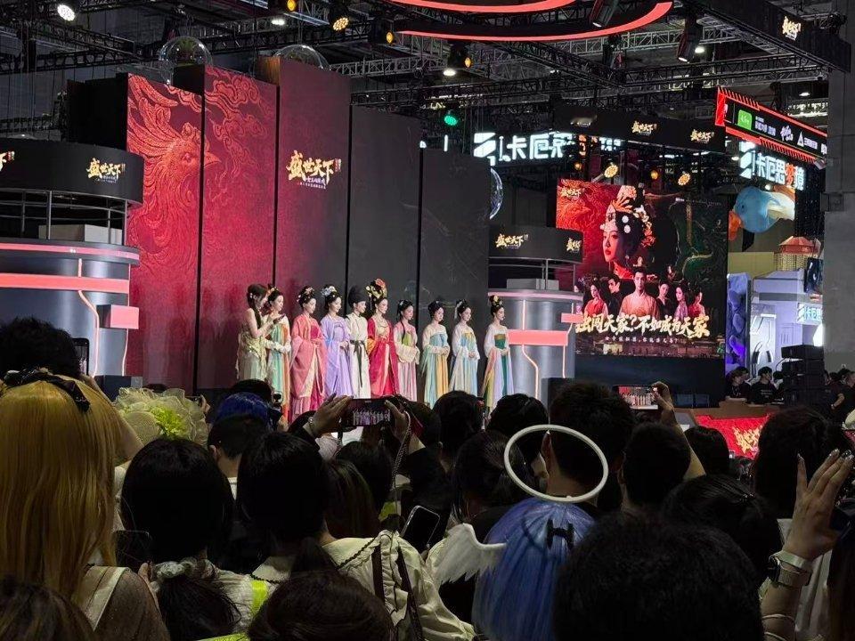 盛世天下美人群像，百态红颜尽收眼底。盛世天下美人群像夏日游趣狂欢季此刻游我主宰