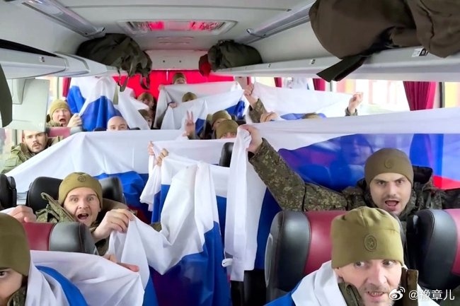 俄罗斯接收了300名被俘的俄军军人，作为交换，300名乌克兰武装部队战俘被转移到