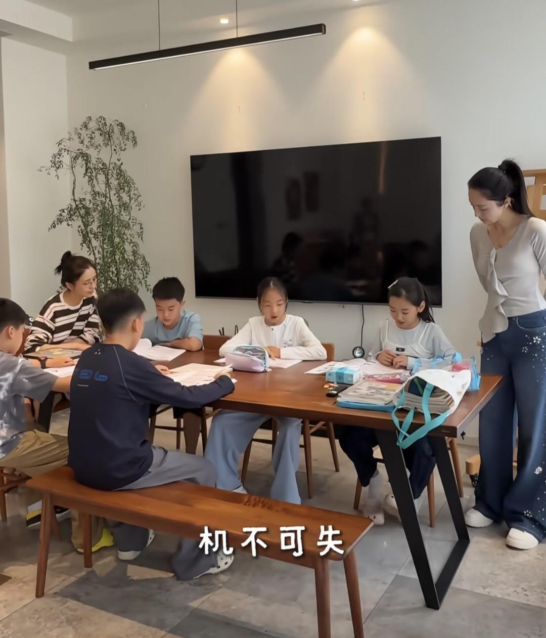 一大早，
佟丽娅，董璇就带着一群孩子晨读，
“一只羊也是放，
一群羊也是放！”
