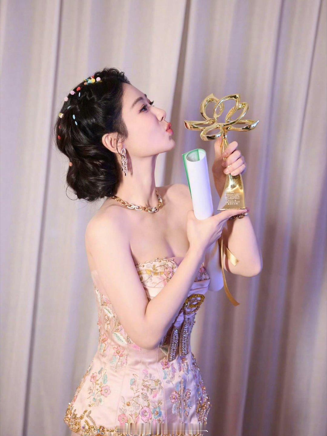 杨紫全家福好漂亮啊，好漂亮，整个人在闪闪发光。 