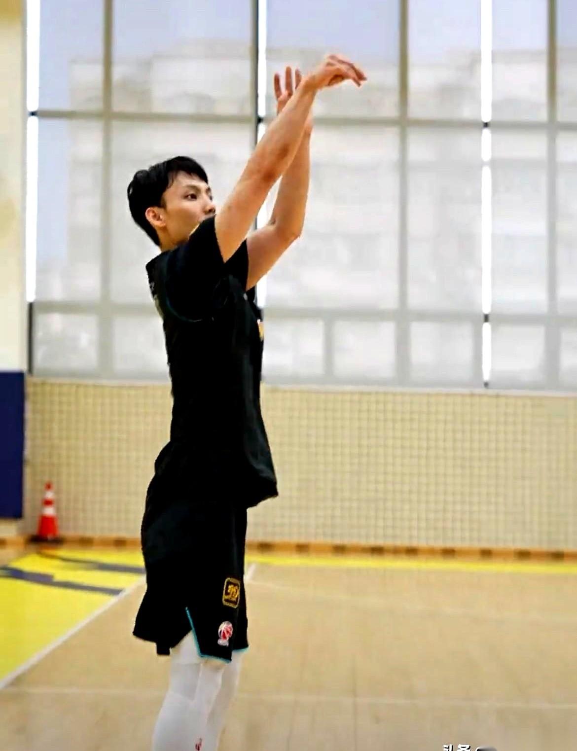 都说广东打广厦是场硬仗，硬在哪？硬在他们篮下那堵墙，胡金秋一站，铜墙铁壁。
但深