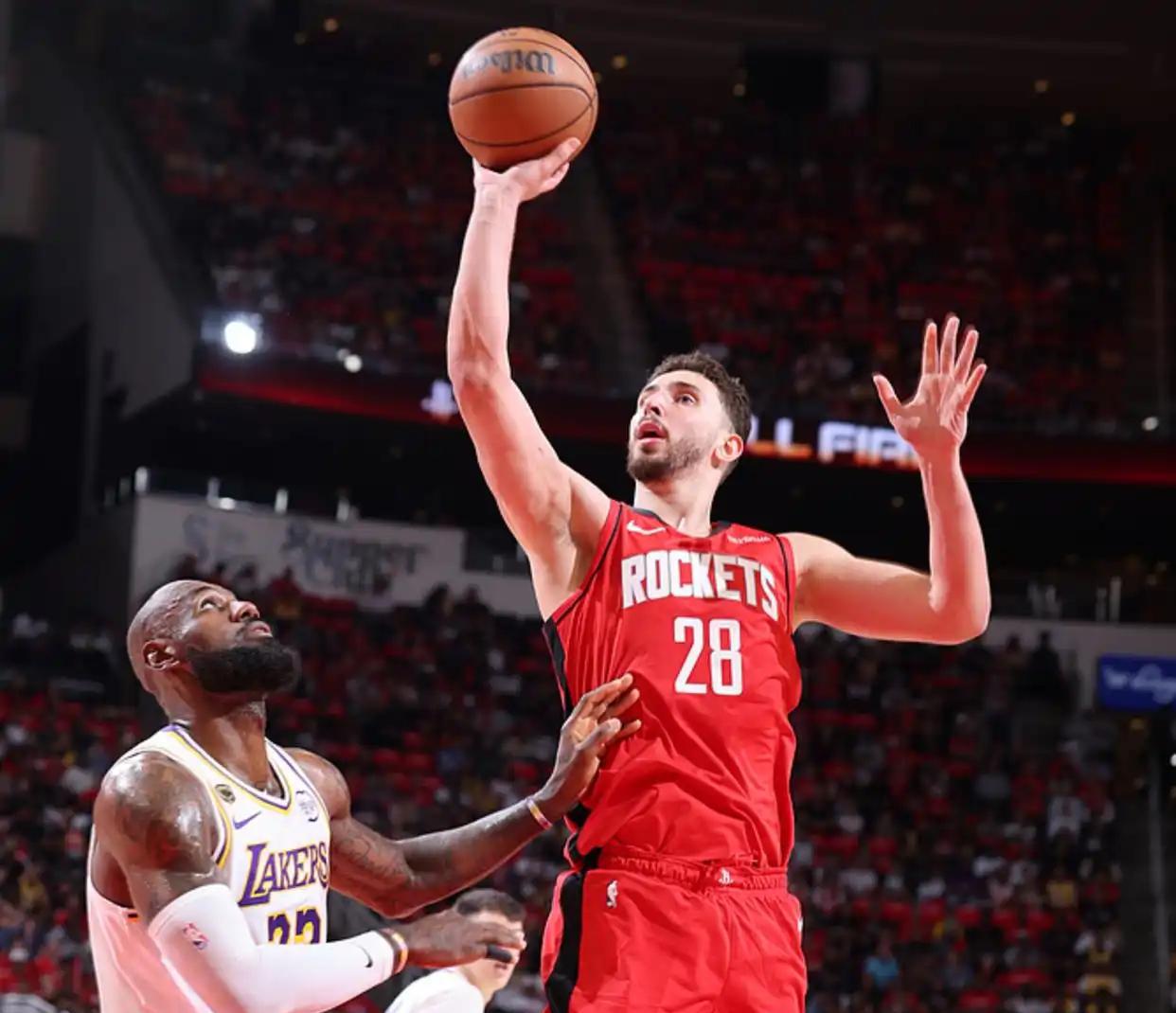 说实话，从0-3被湖人逼到悬崖边，再到G4拼下一场追到1-3，这群年轻火箭真的没