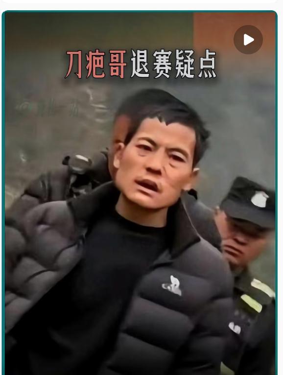 刀疤哥退赛的实情被建哥说开了，原来是总决赛物资紧巴，大家只能天天啃棕榈芯。 人又