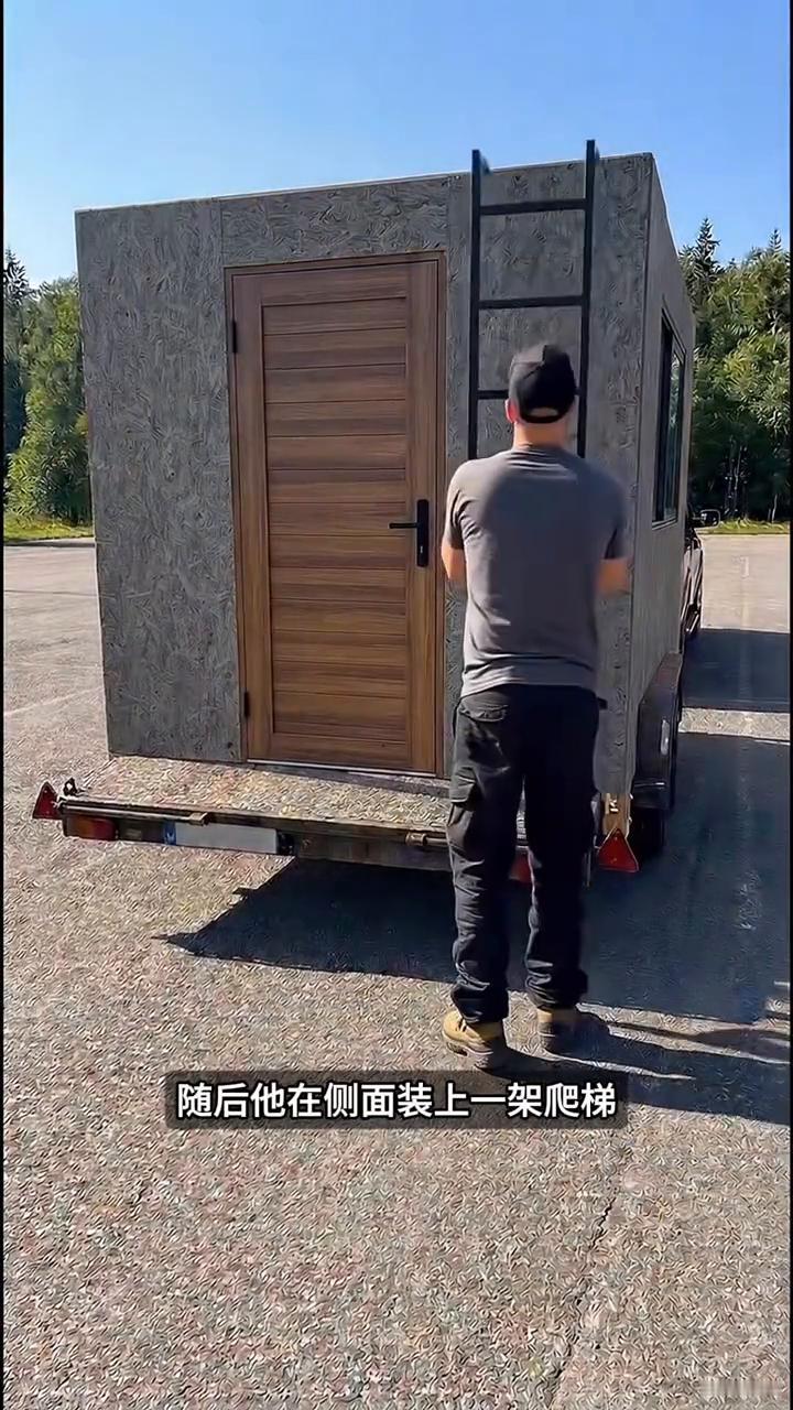 徒手造移动家。
谁能想到男子买不起房车，于是干脆自己动手在一辆平板拖车上打造了一