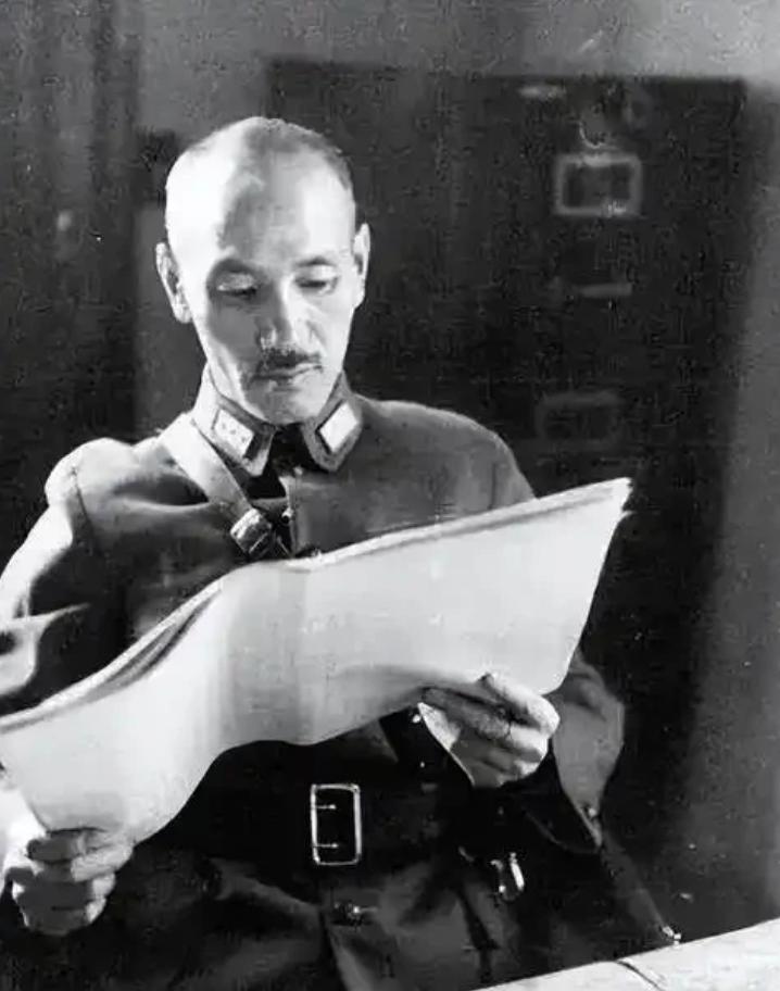 蒋介石不抽烟，不喝酒，不喝茶，不喝咖啡，没什么爱好，可他却经常下便条到财政部去支