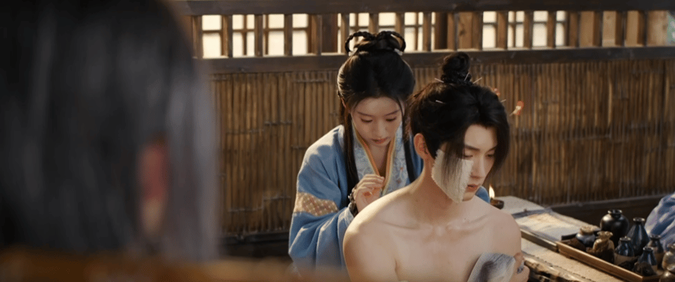 周翊然身材 《江湖夜雨十年灯》里也太会了！温泉湿身戏直接封神，肌肉线条若隐若现，