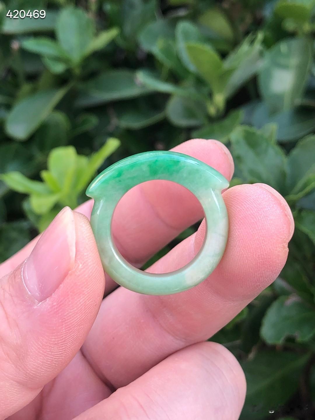 旧藏  老翡翠马鞍戒指一只。天然翡翠A货。

规格：外径2.63*2.50cm 