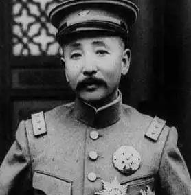 1923年，张作霖穿着一身破烂闲逛，半路竟遇到小混混拦路索费，他笑着说道：“敢收