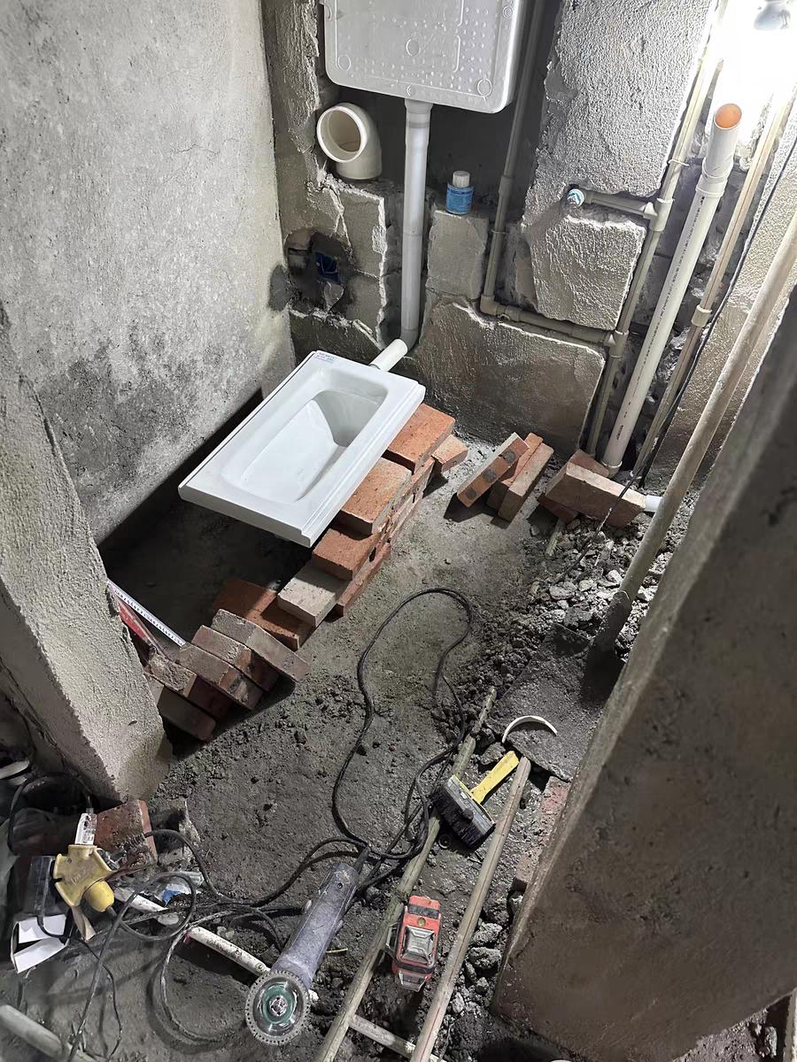 蹲便器隐藏水箱安装方法。安装蹲便器隐藏水箱的卫生间，不能先回填，否则...