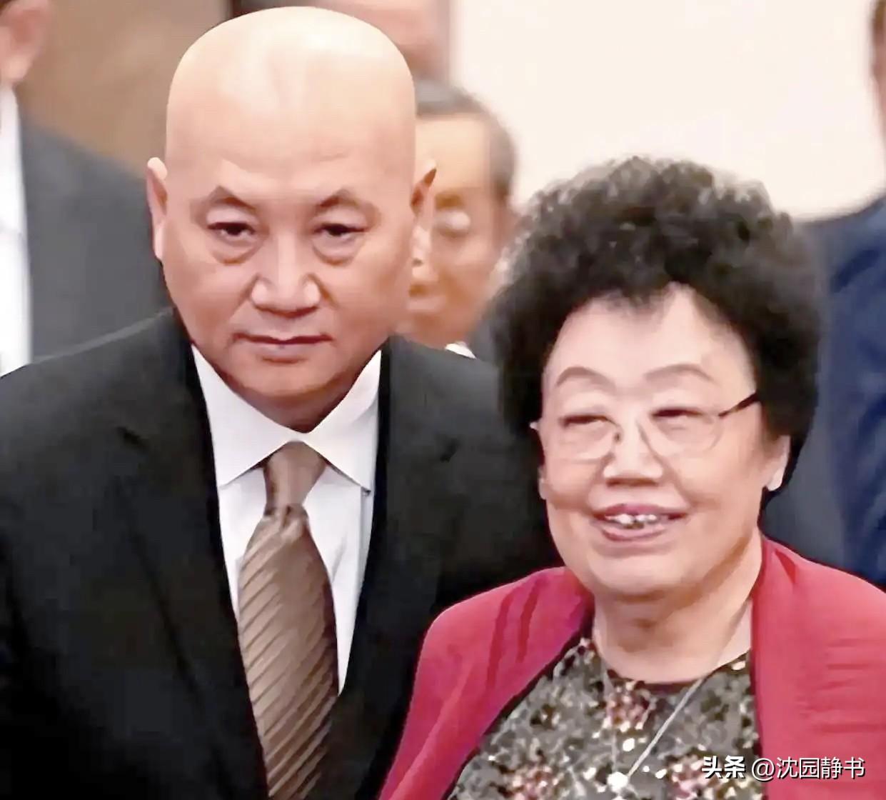 陈丽华的逻辑很自洽：不许自家女孩吃男人一口饭，却让迟重瑞吃了她一辈子的饭，这是爱