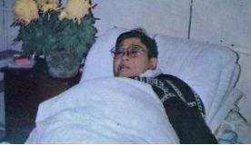 1992年，路遥的生命即将走到尽头，照片中，他虚弱地躺在床上，面色苍白，双眼微睁