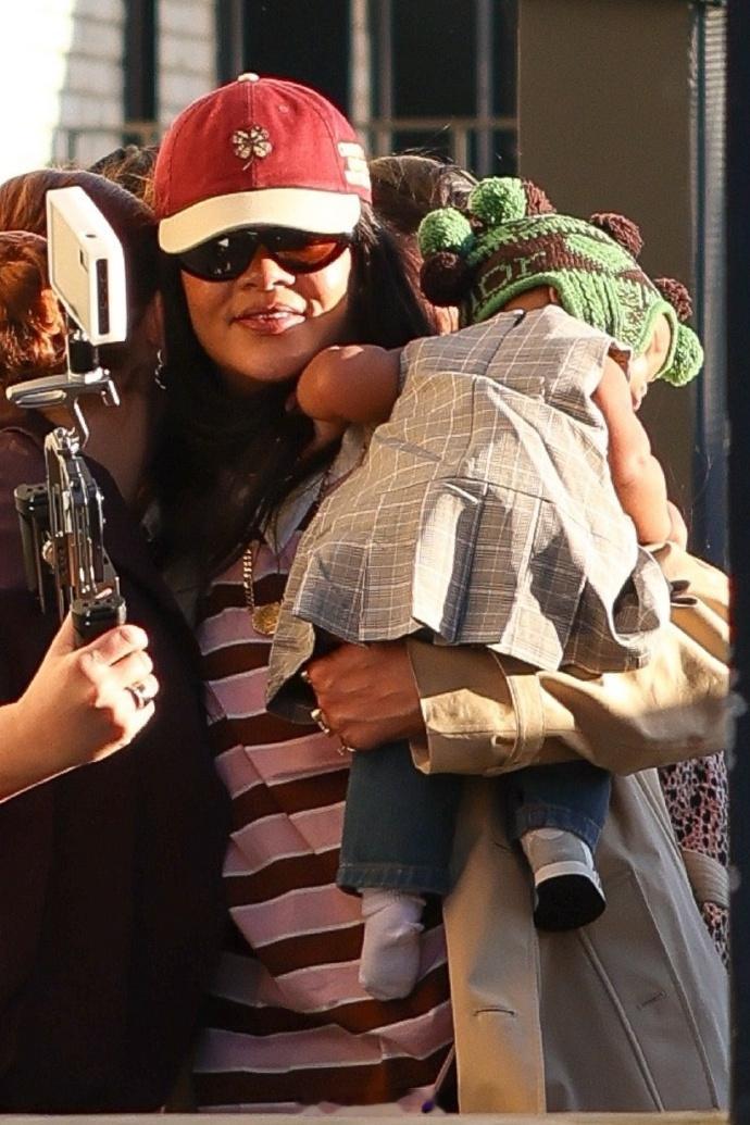 蕾哈娜抱娃出街 蕾哈娜抱着自己的女儿Rocki首次公开亮相，好潮的母女！ 