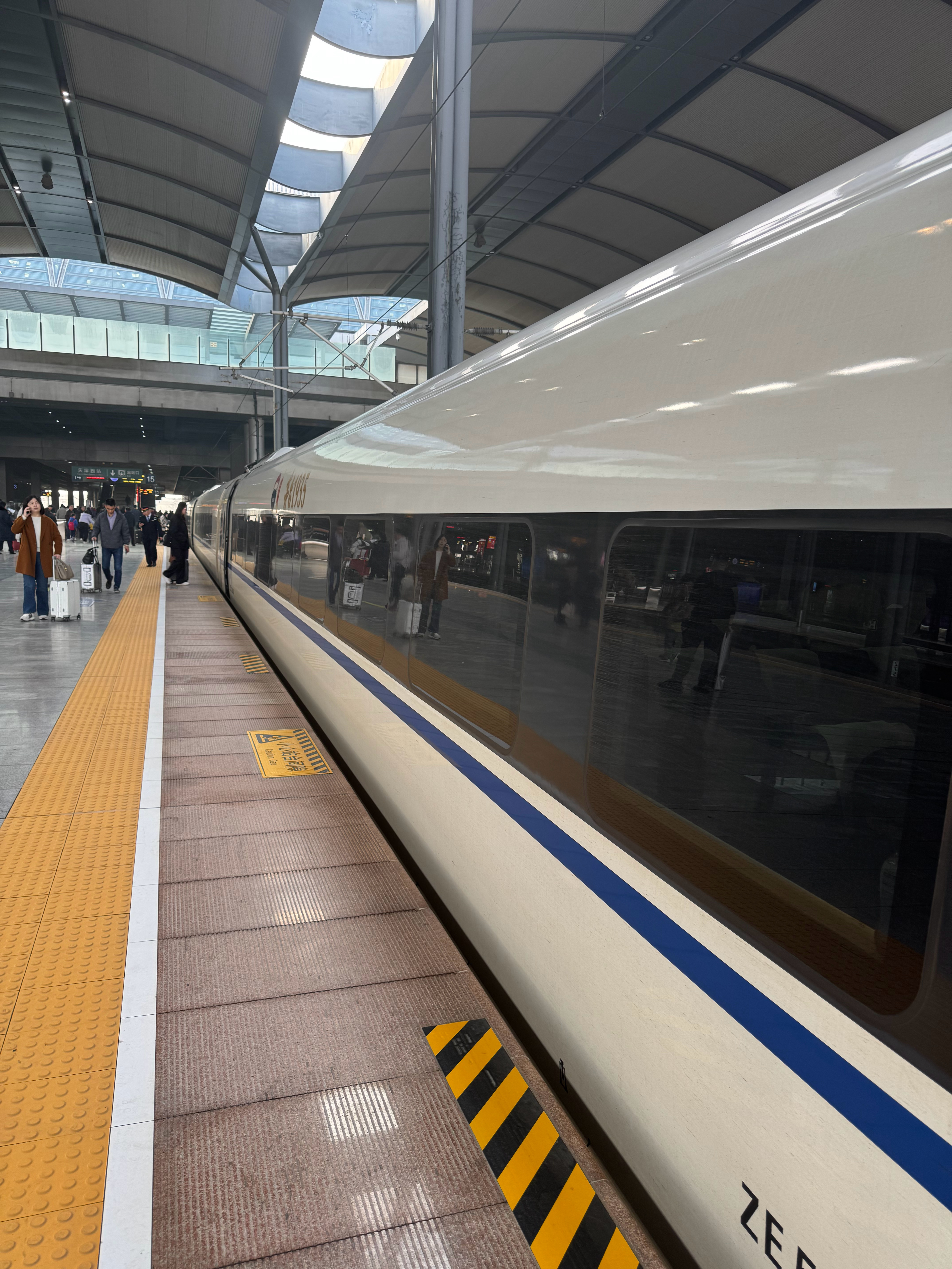 经过了将近5个小时的高铁到家了。但令我非常难受的是，我没坚持住，又睡着了。不知道