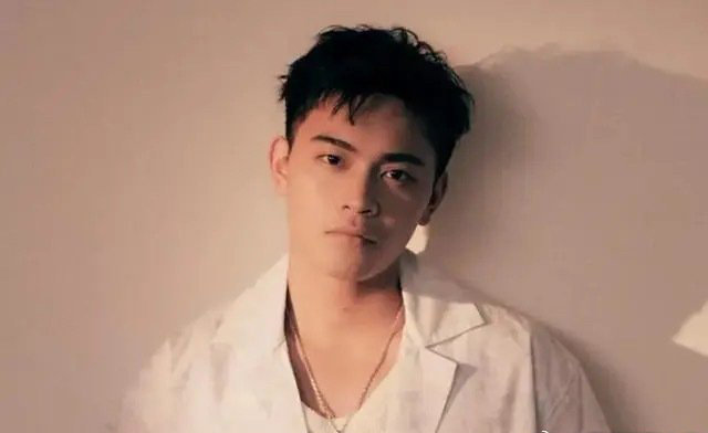 女友称肇事逃逸男歌手事发前饮酒  日前，歌手邱军撞人致死第2天仍参加演唱会引关注