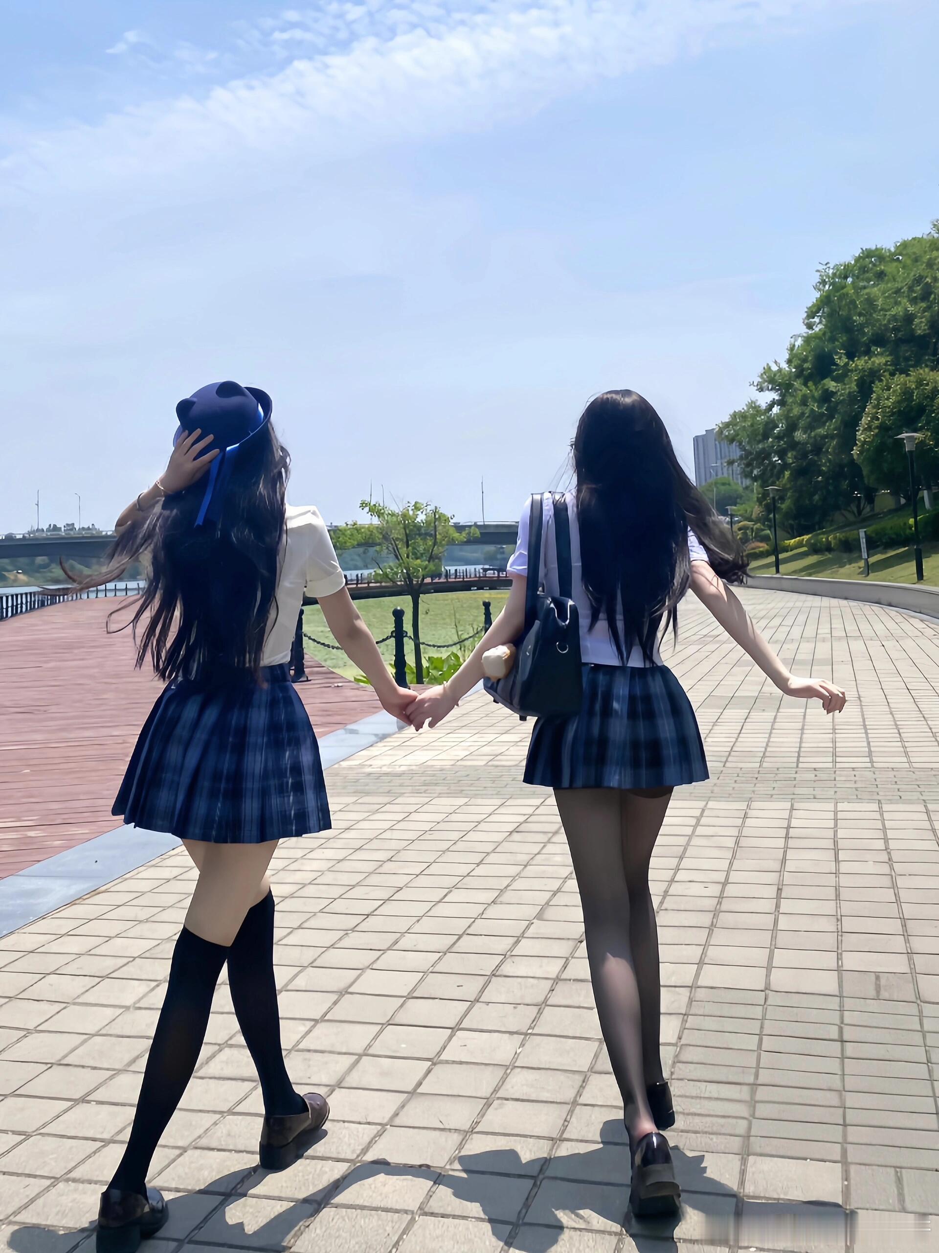 裤袜还是过膝袜？ ​​​