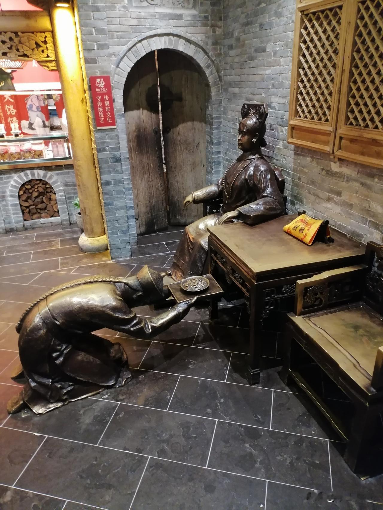 在美食街，看到奴役跑慈禧的场面，你的感觉是什么？美食必去处 慈禧太后点心 清朝御