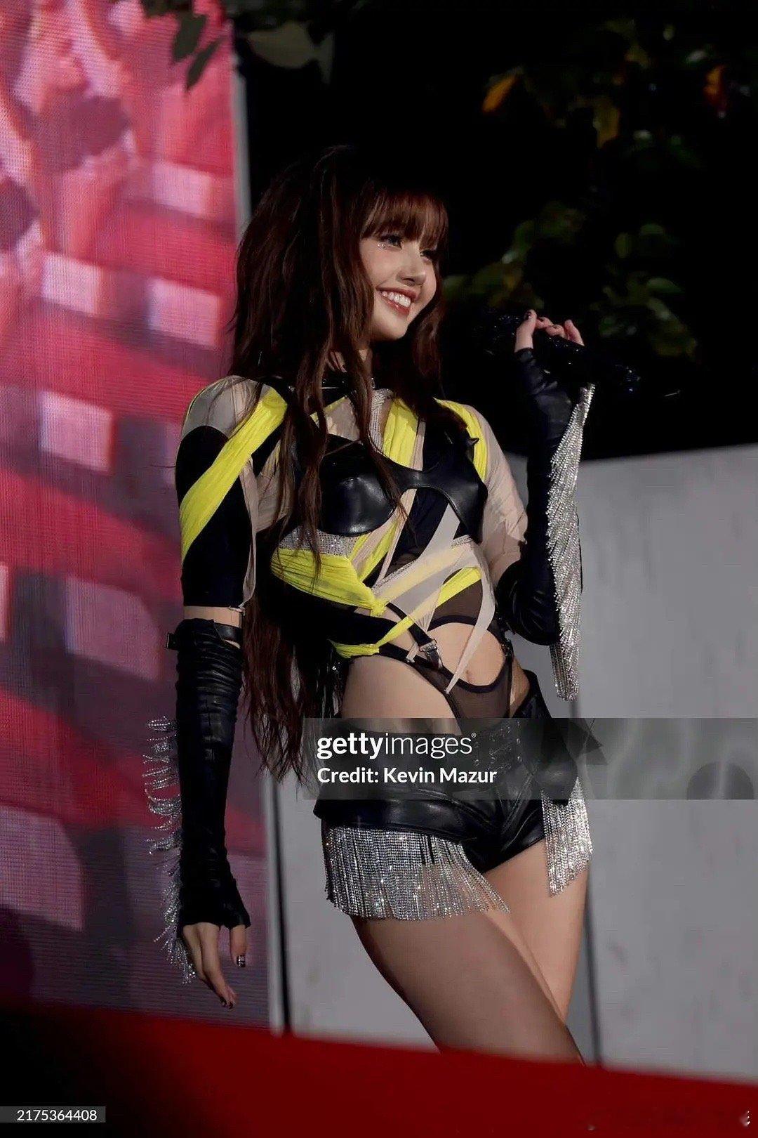 Lisa新舞台的试音生图，这姐这么吃妆造吗[哆啦A梦害怕] ​​​