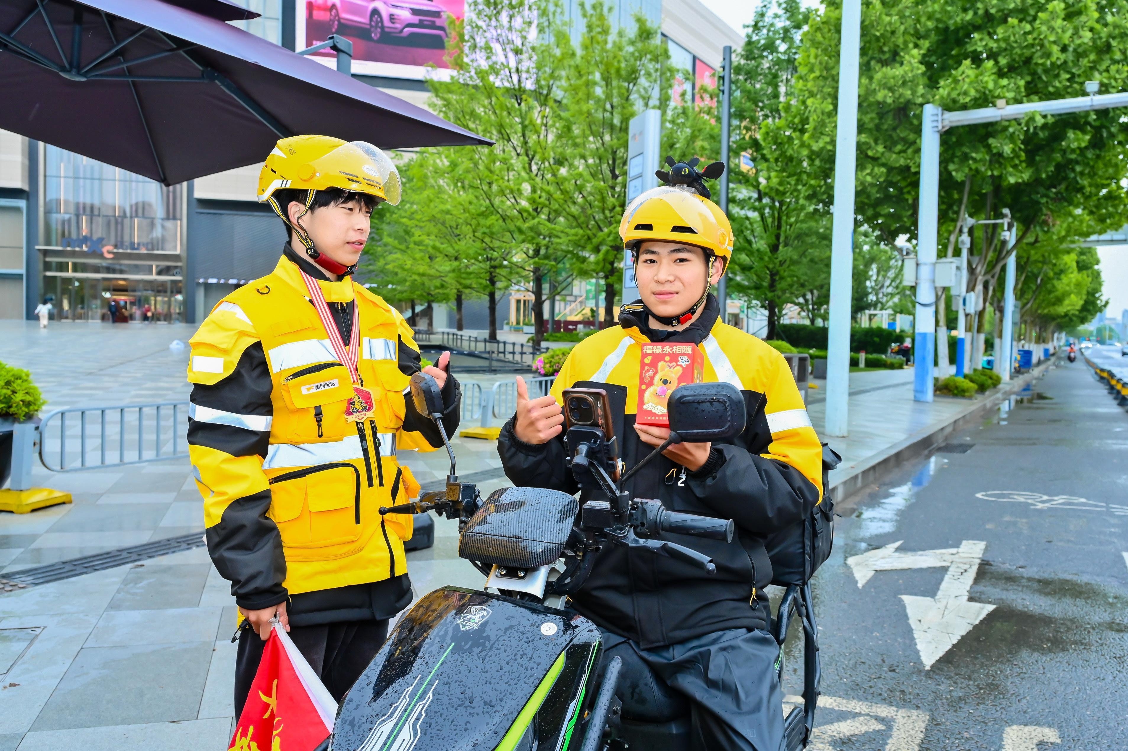步履从容，安全为先。美团牢记守护使命，于合肥暖心劝导骑手规范骑行、文明赶路，不急