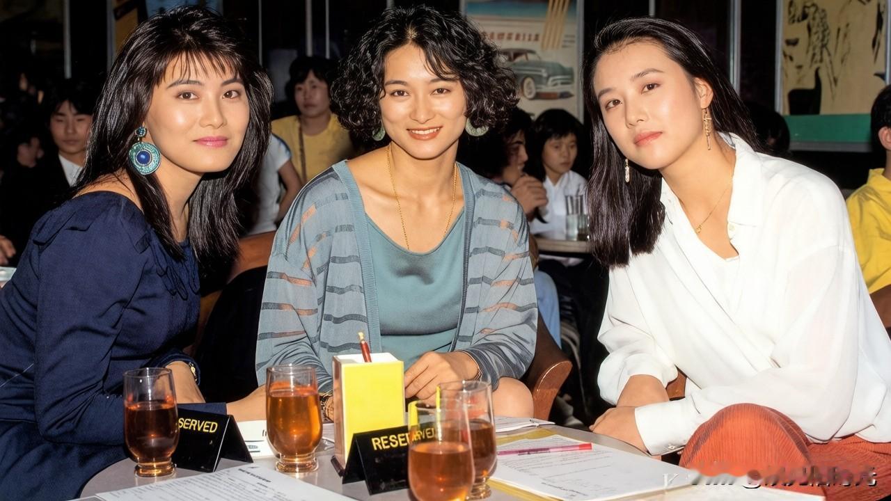 上世纪90年代一次活动上杨丽菁、惠英红、周海媚三位女星并肩而坐，留下了这张合影。