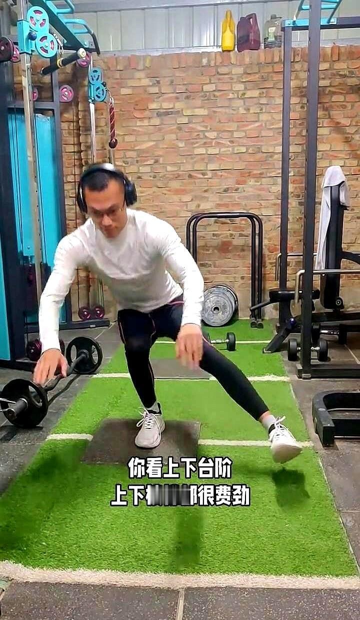 别再把“腿软爬不动楼”当成自然衰老了，国家刚给它定了性：肌少症，一种病（ICD代